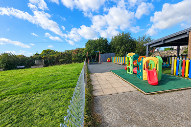 offer parc yn yr ardal chwarae